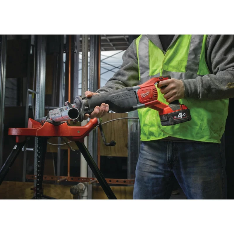 Аккумуляторная сабельная пила Milwaukee M18 BSX-402С (Li-Ion 4Ач) – фото №1 Аккумуляторная сабельная пила Milwaukee M18 BSX-402С (Li-Ion 4Ач) – №1