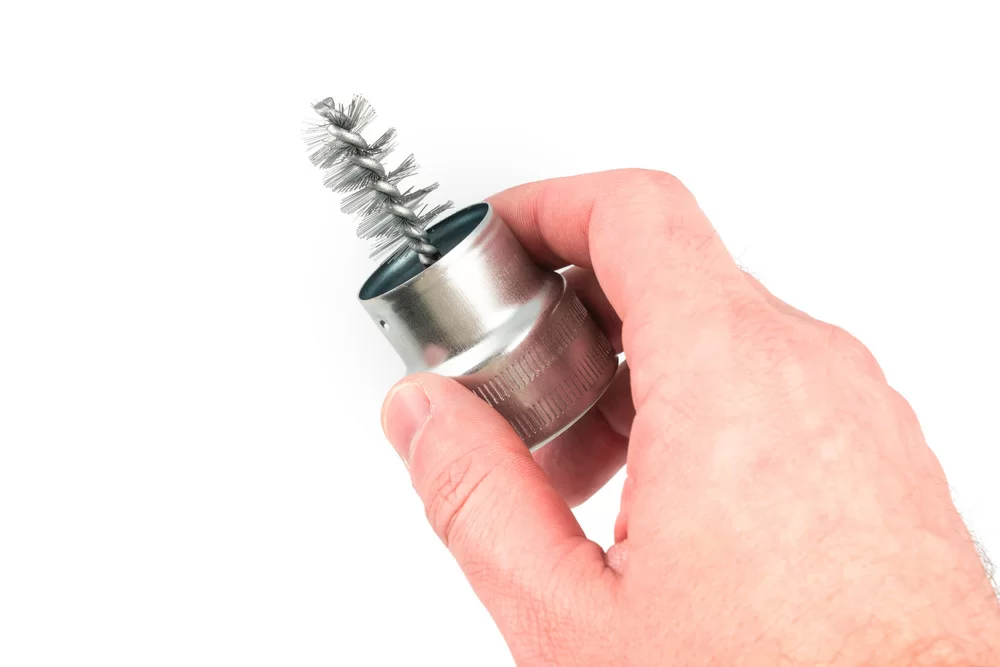 Щётка для очистки клемм АКБ Дело Техники – фото №1 Щётка для очистки клемм АКБ Дело Техники – №1