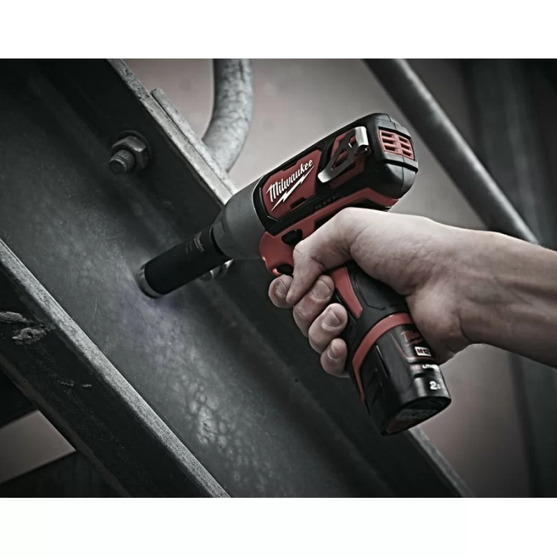 Аккумуляторный гайковерт Milwaukee M12 BIW12-202C (2х2,0 Ач) №1