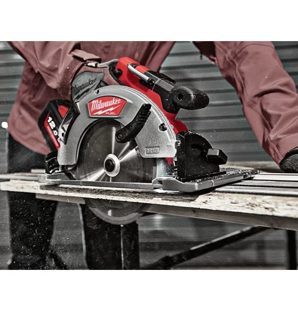 Аккумуляторная циркулярная пила Milwaukee M18 FCSG66-121C FUEL – №1