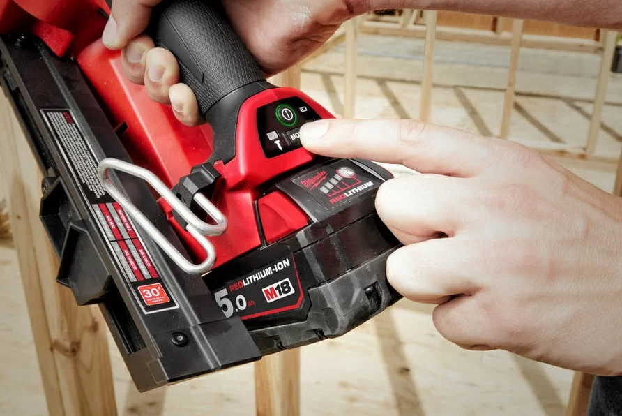 Аккумуляторный гвоздезабиватель Milwaukee M18 FFN-502C (2х5,0 Ач) №1