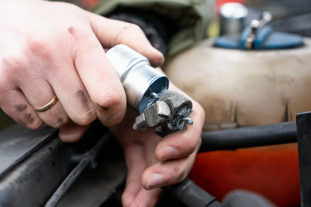 Щётка для очистки клемм АКБ Дело Техники – фото №4 Щётка для очистки клемм АКБ Дело Техники – №4