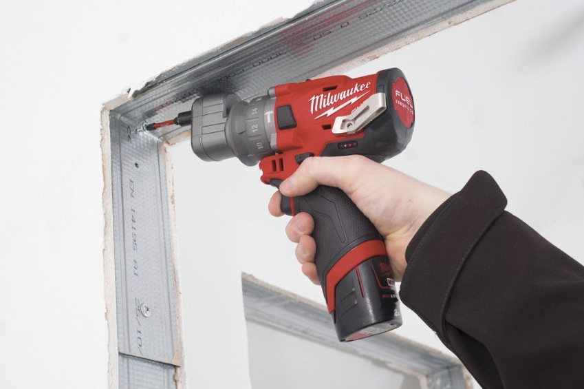 Аккумуляторная ударная дрель-шуруповерт Milwaukee M12 FPDXKIT-202X с насадками (2х2,0 Ач) №1